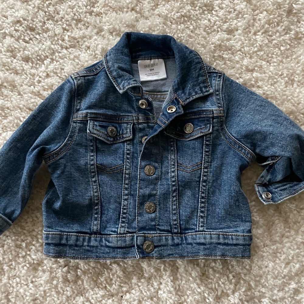 Jean jacket size 9 months. Excellent condition.